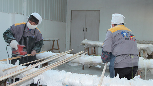 斷橋鋁門窗生產(chǎn)車間