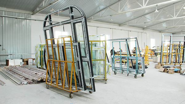 施維爾門窗生產(chǎn)車間